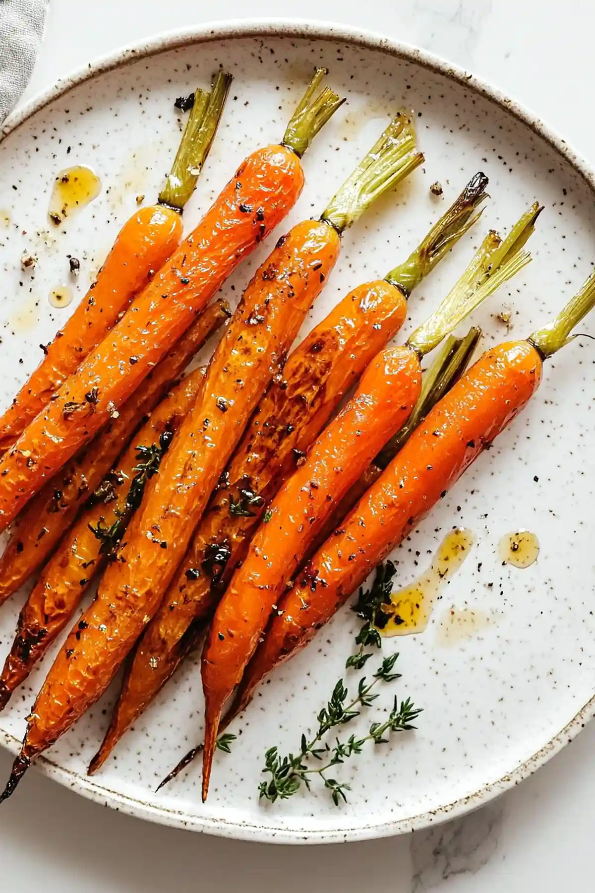 Печени моркови с балсамов оцет и подправки, поднесени в керамична чиния.